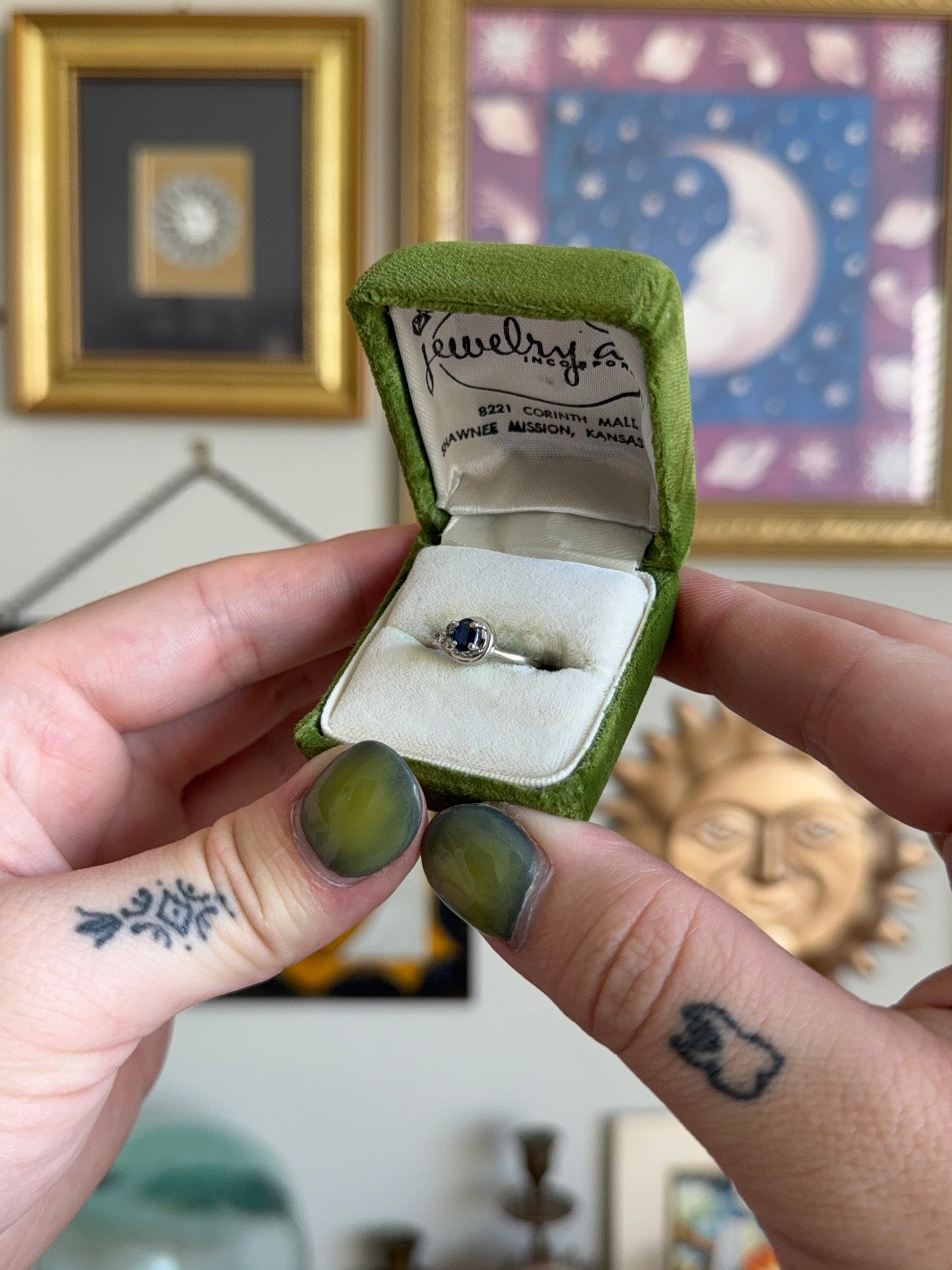 White Gold Sapphire ring with diamonds