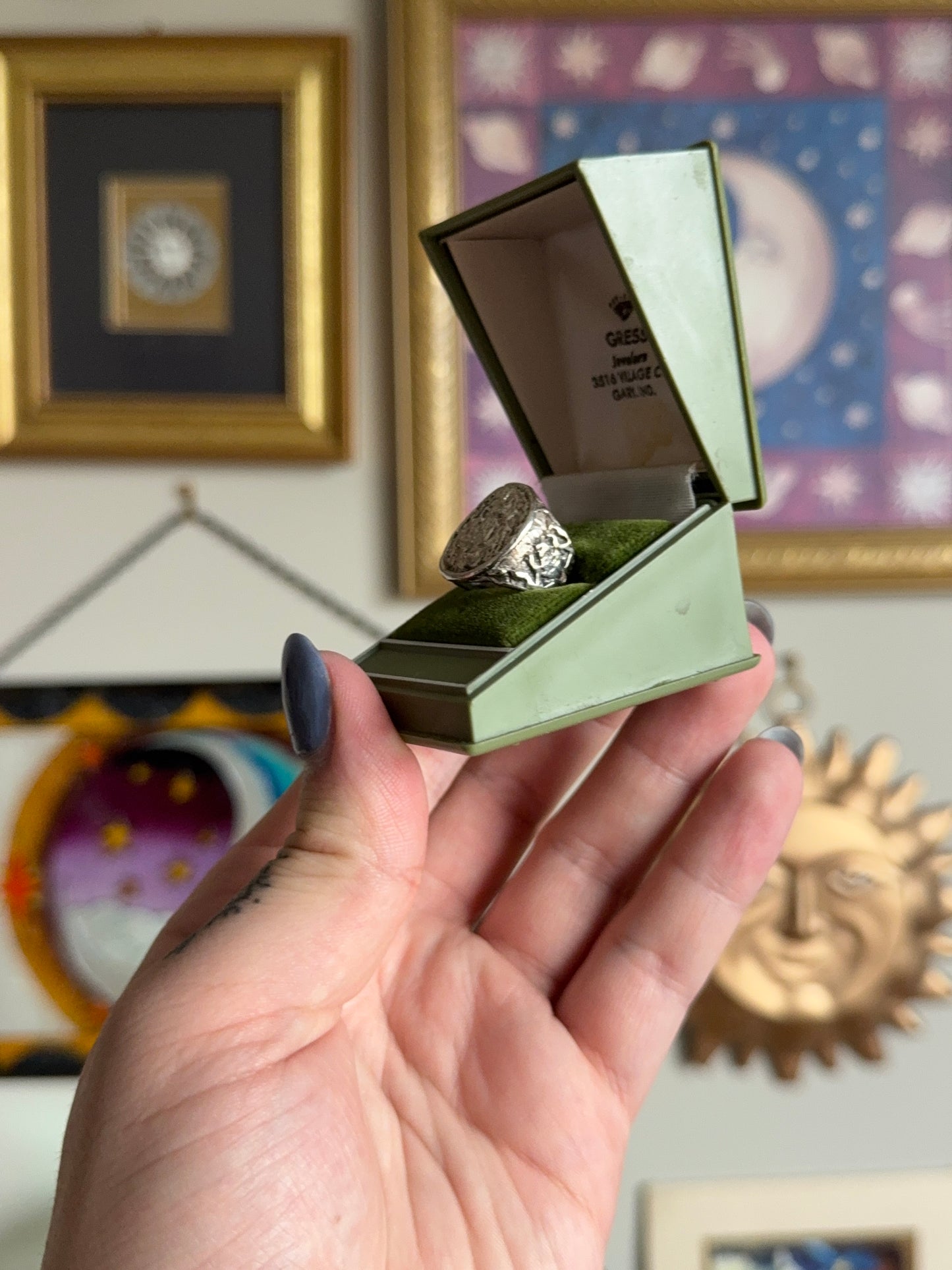 Coin crest ring