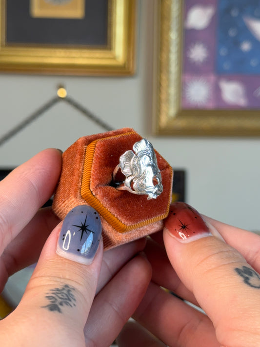 Art nouveau side profile ring