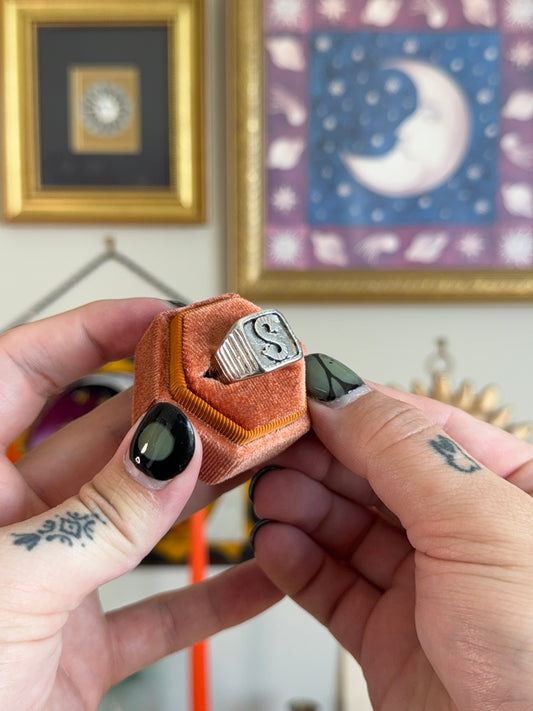 S initial signet