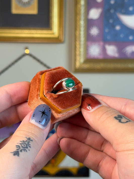 Horizontal malachite ring