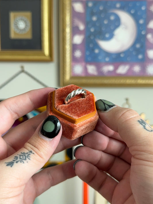 Twisted texture band