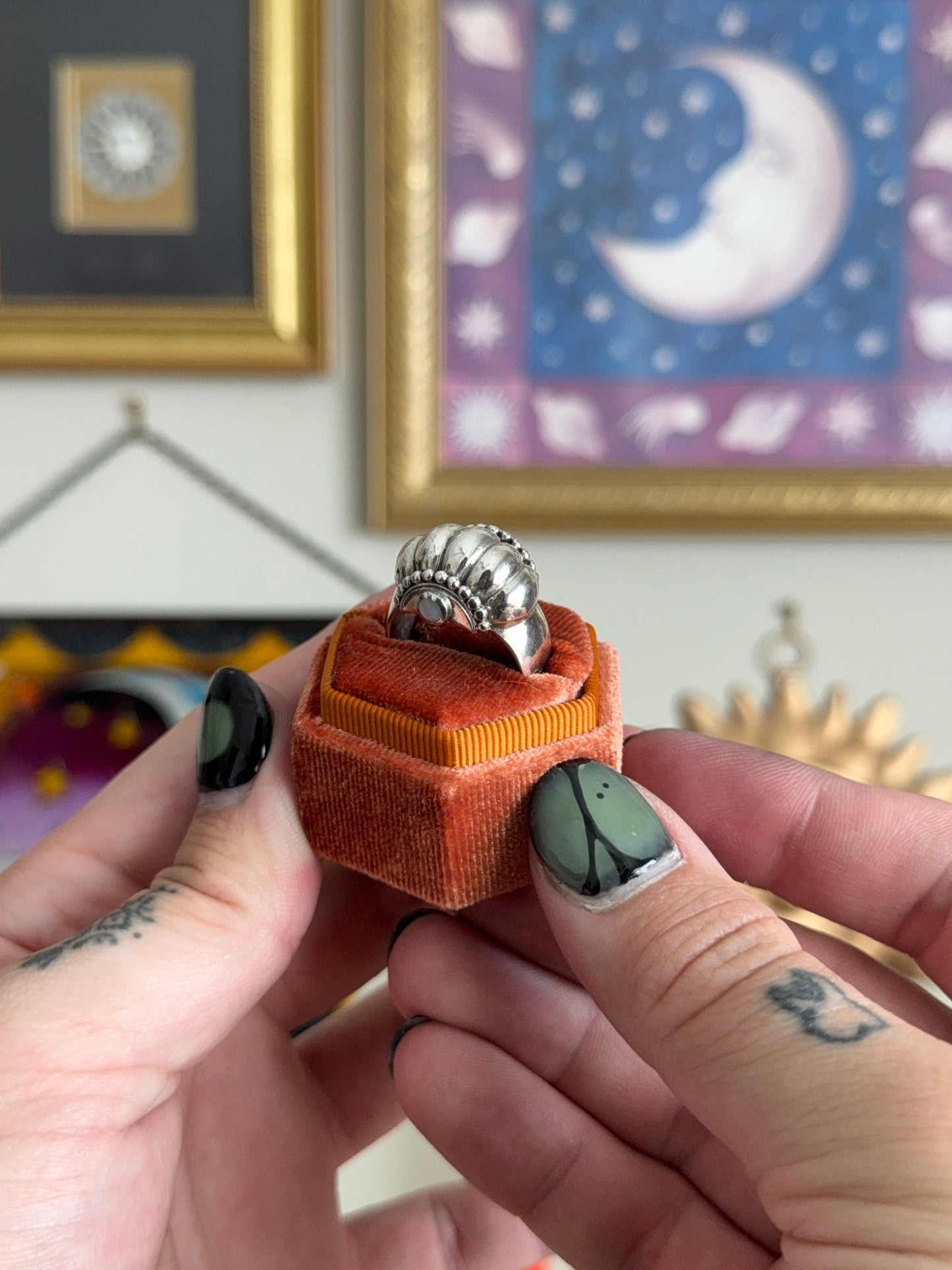 Unique bubble detailed ring