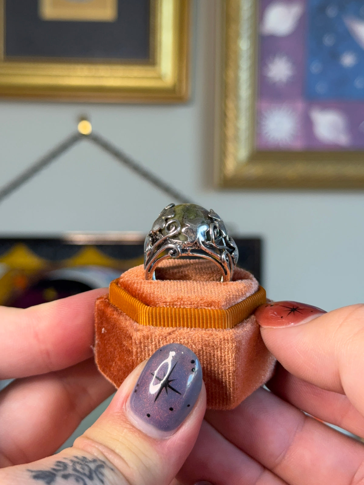 Jasper ring with clover motifs