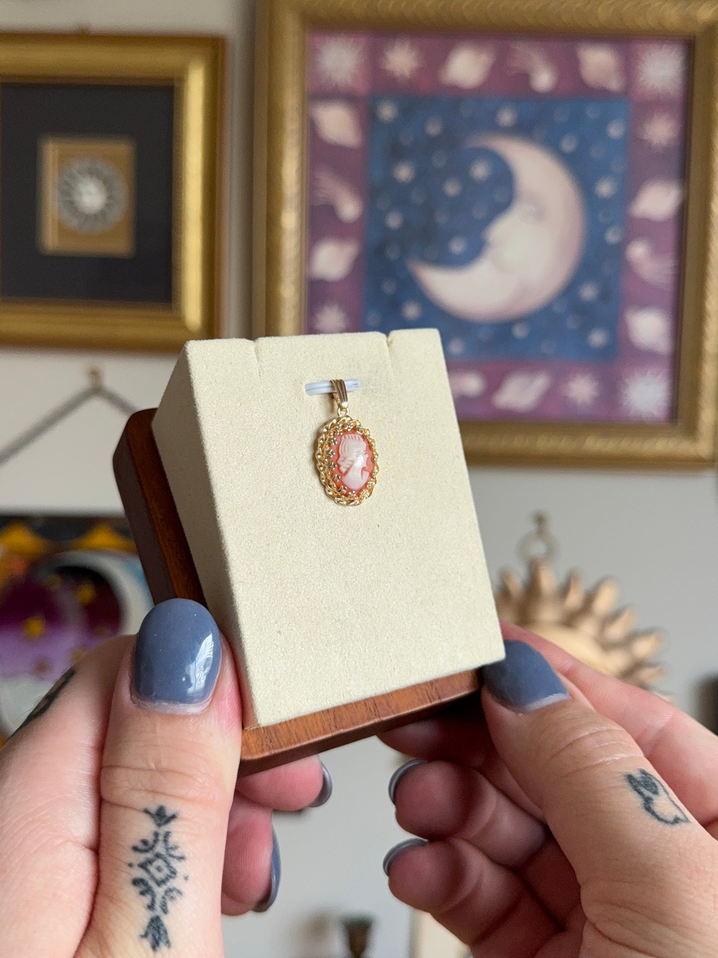 gold cameo detail pendant