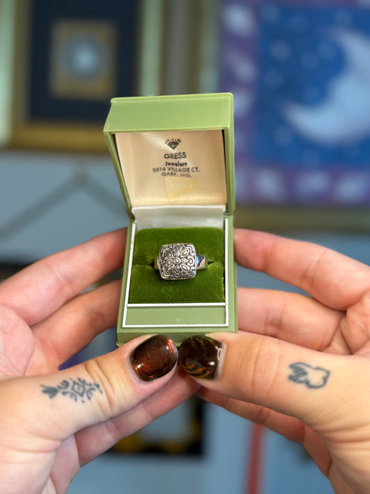 Square detailed silver ring