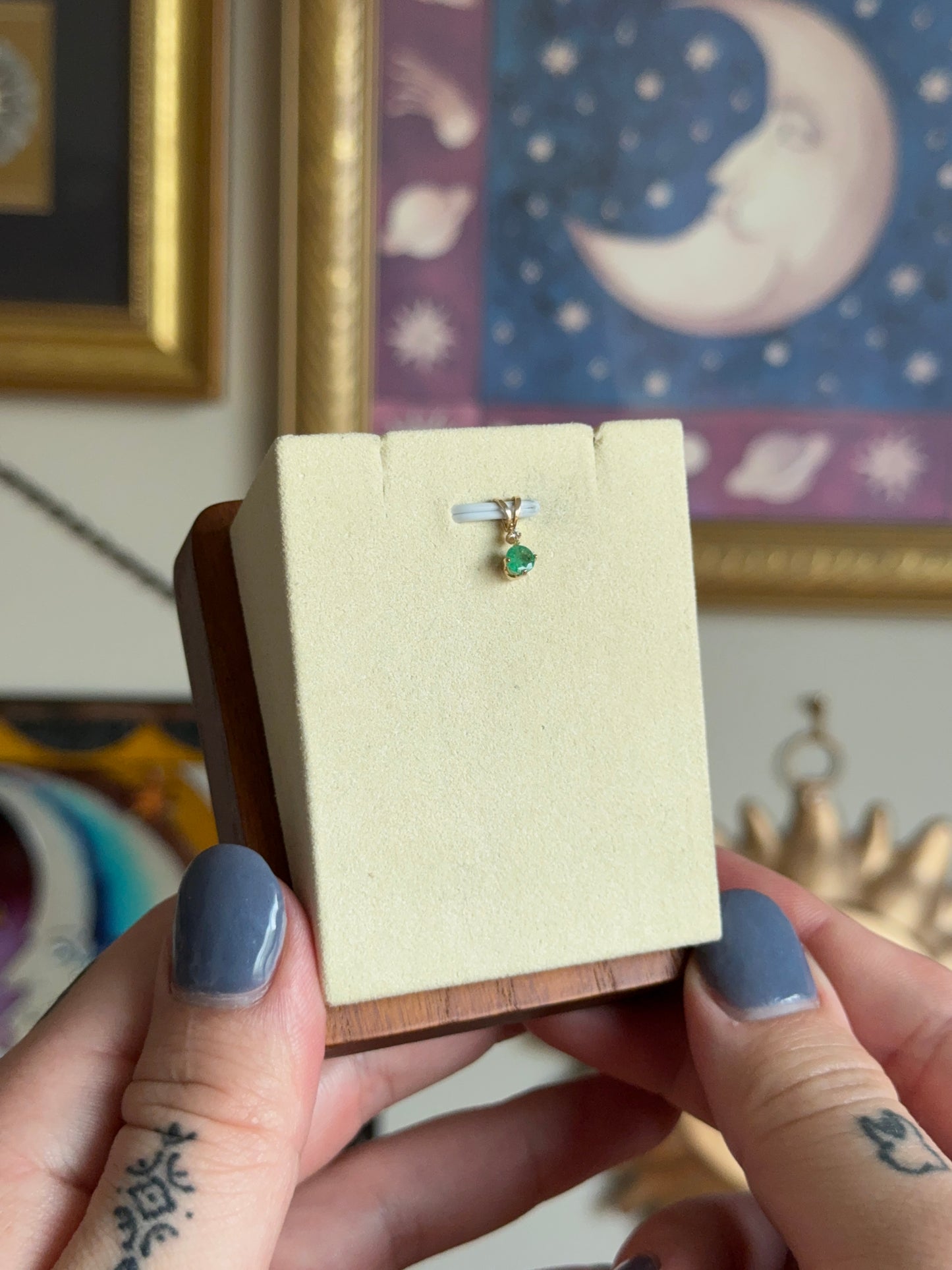Round emerald pendant