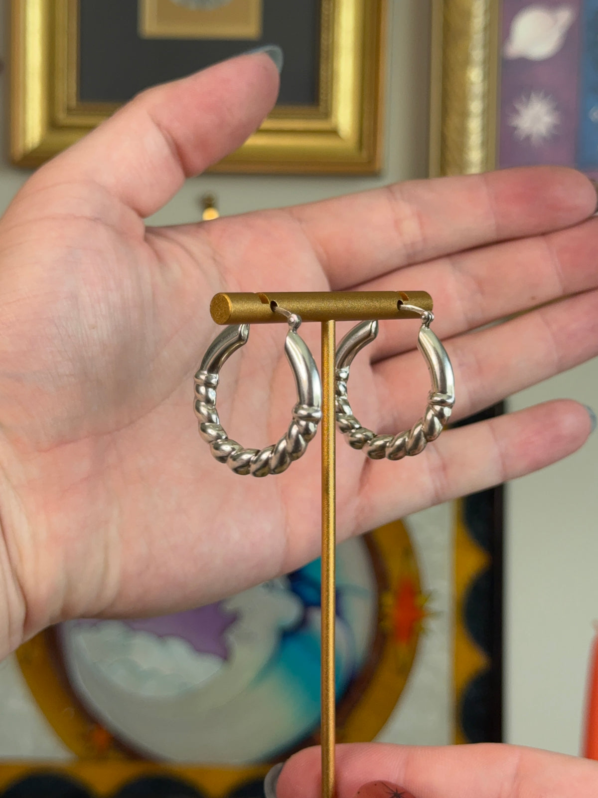 Semi hollow twisted detail hoop earrings