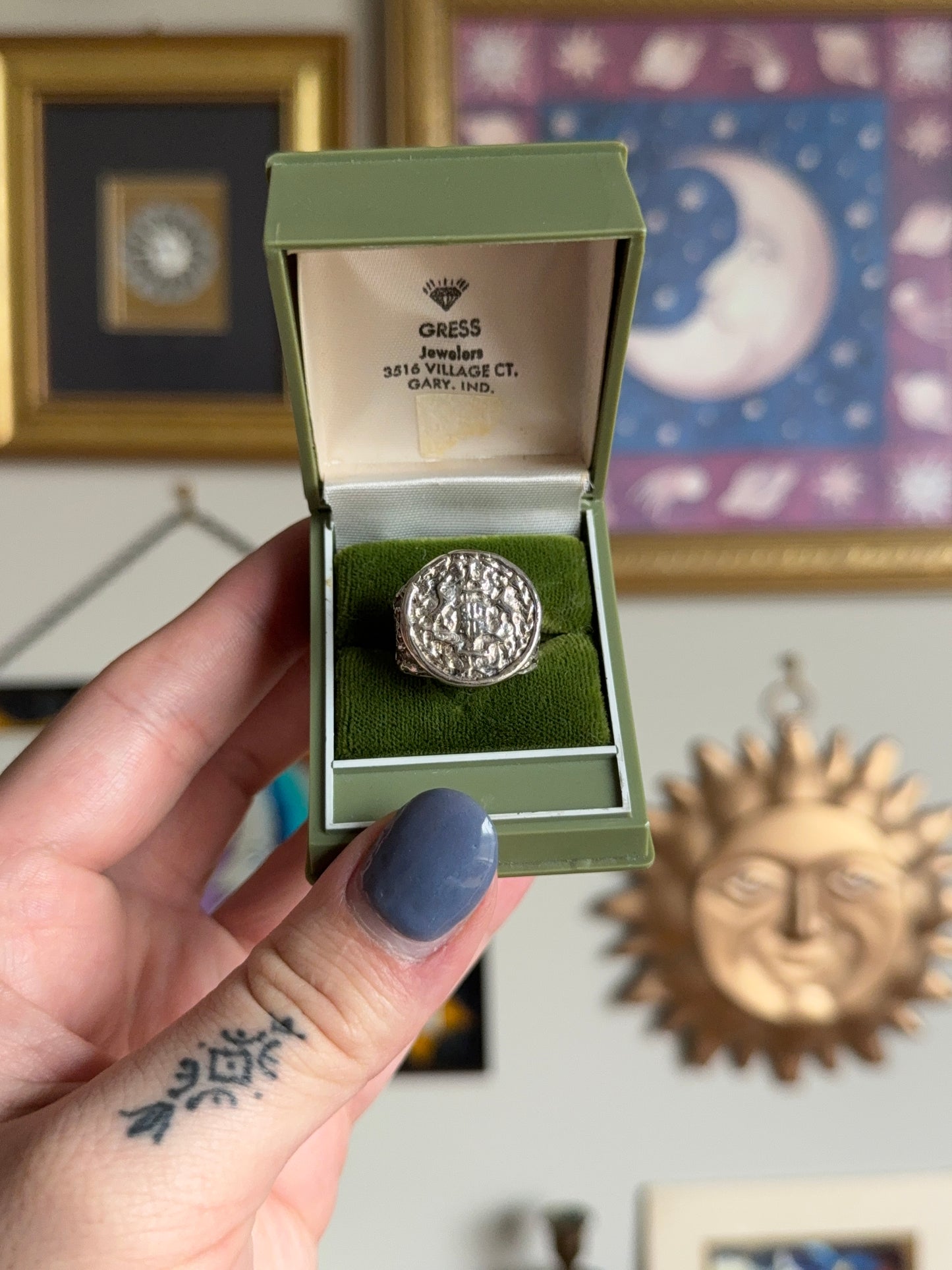 Coin crest ring