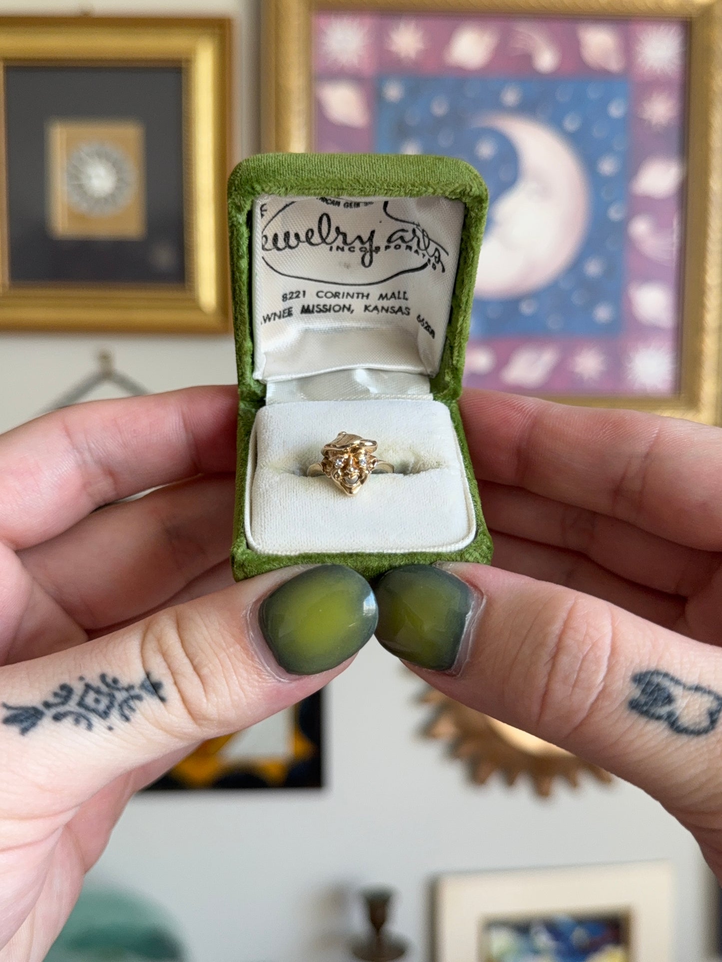 Yellow gold face ring