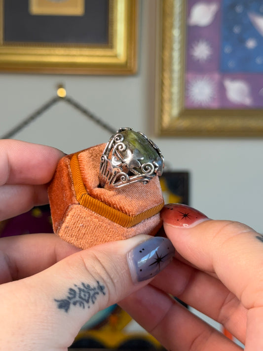 Jasper ring with clover motifs