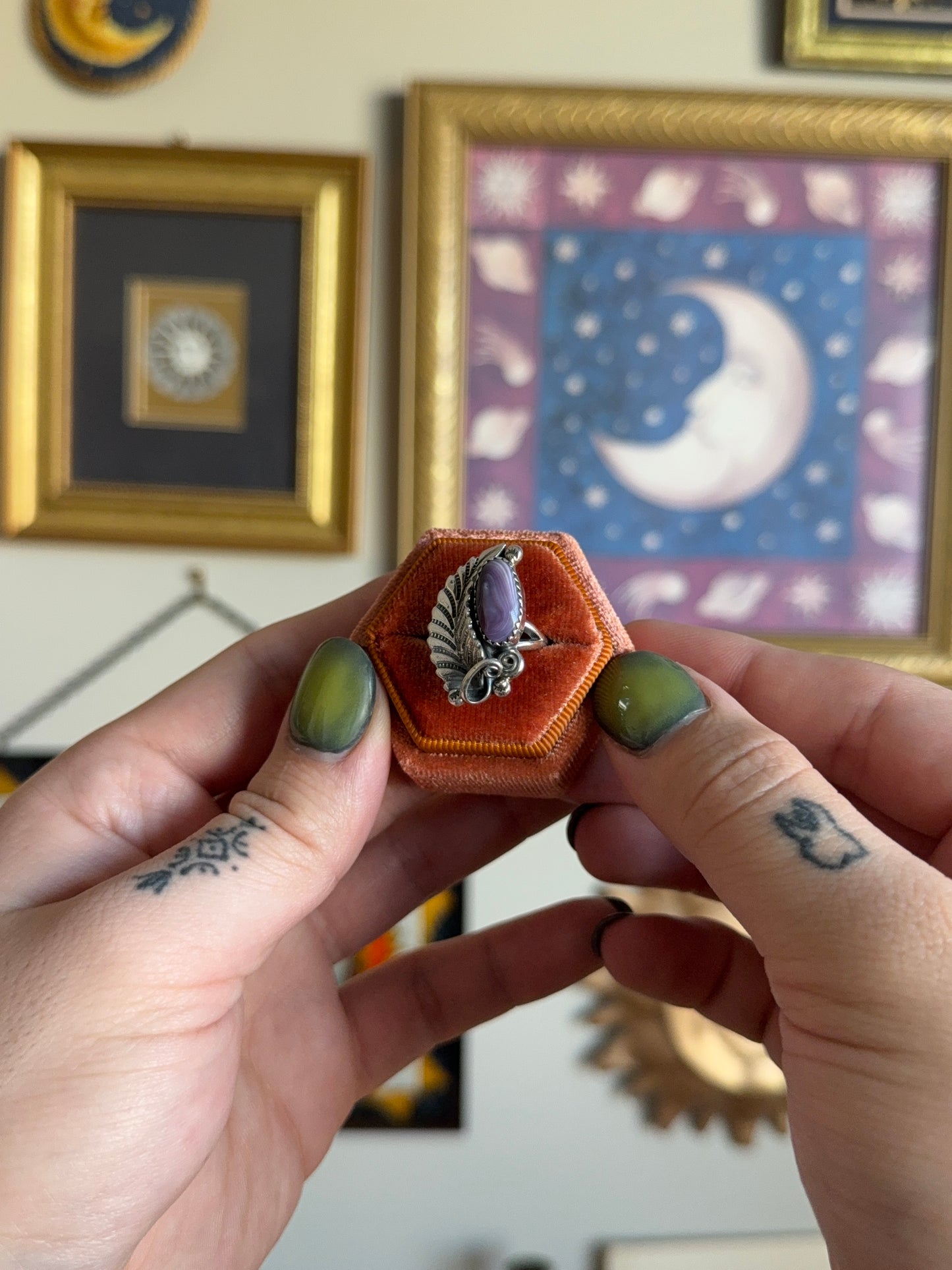 Wampum shell leaf motif ring