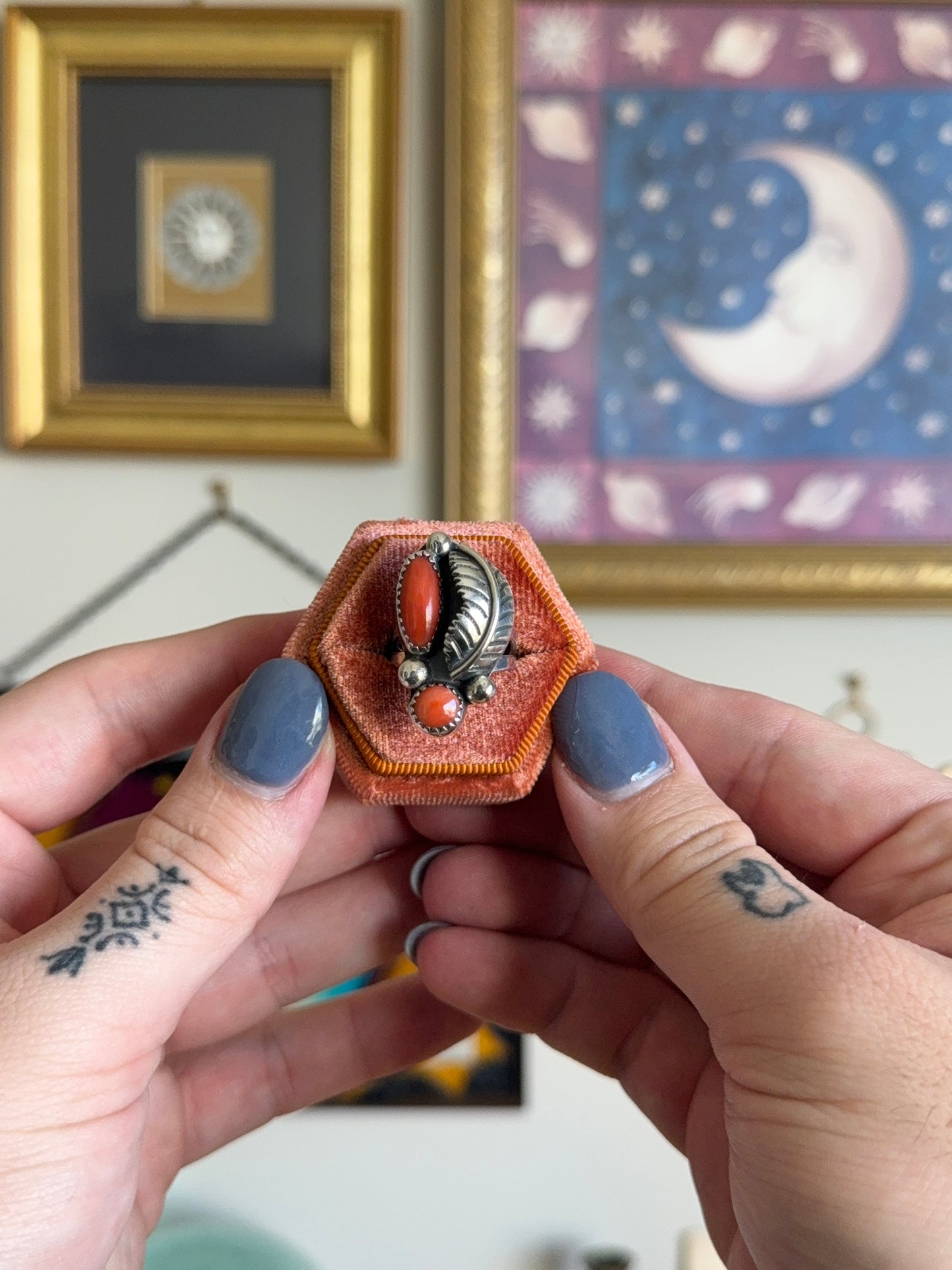 Double coral leaf motif ring
