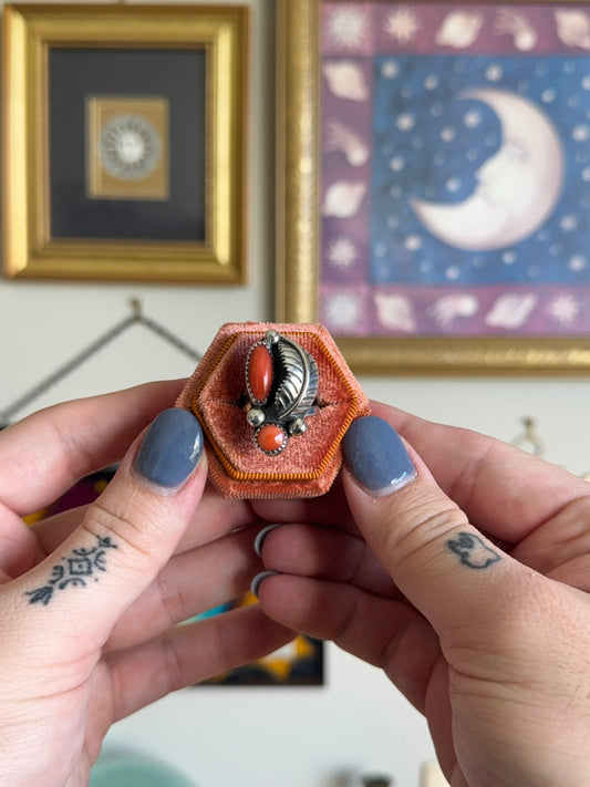 Double coral leaf motif ring