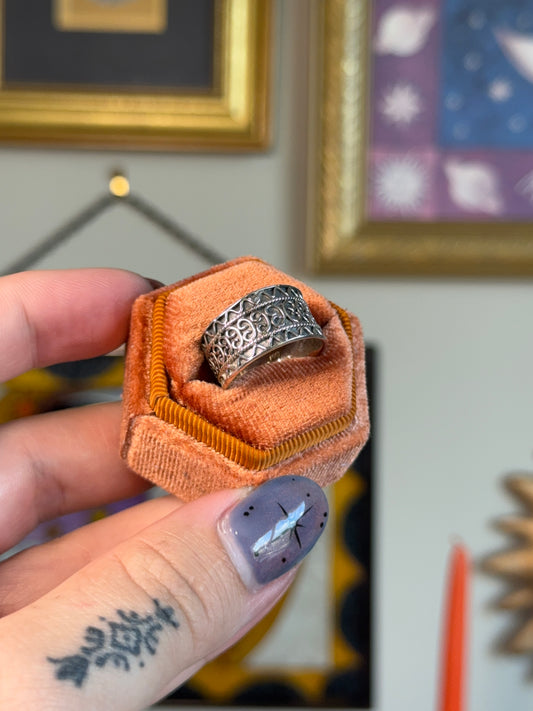 Thick detailed band