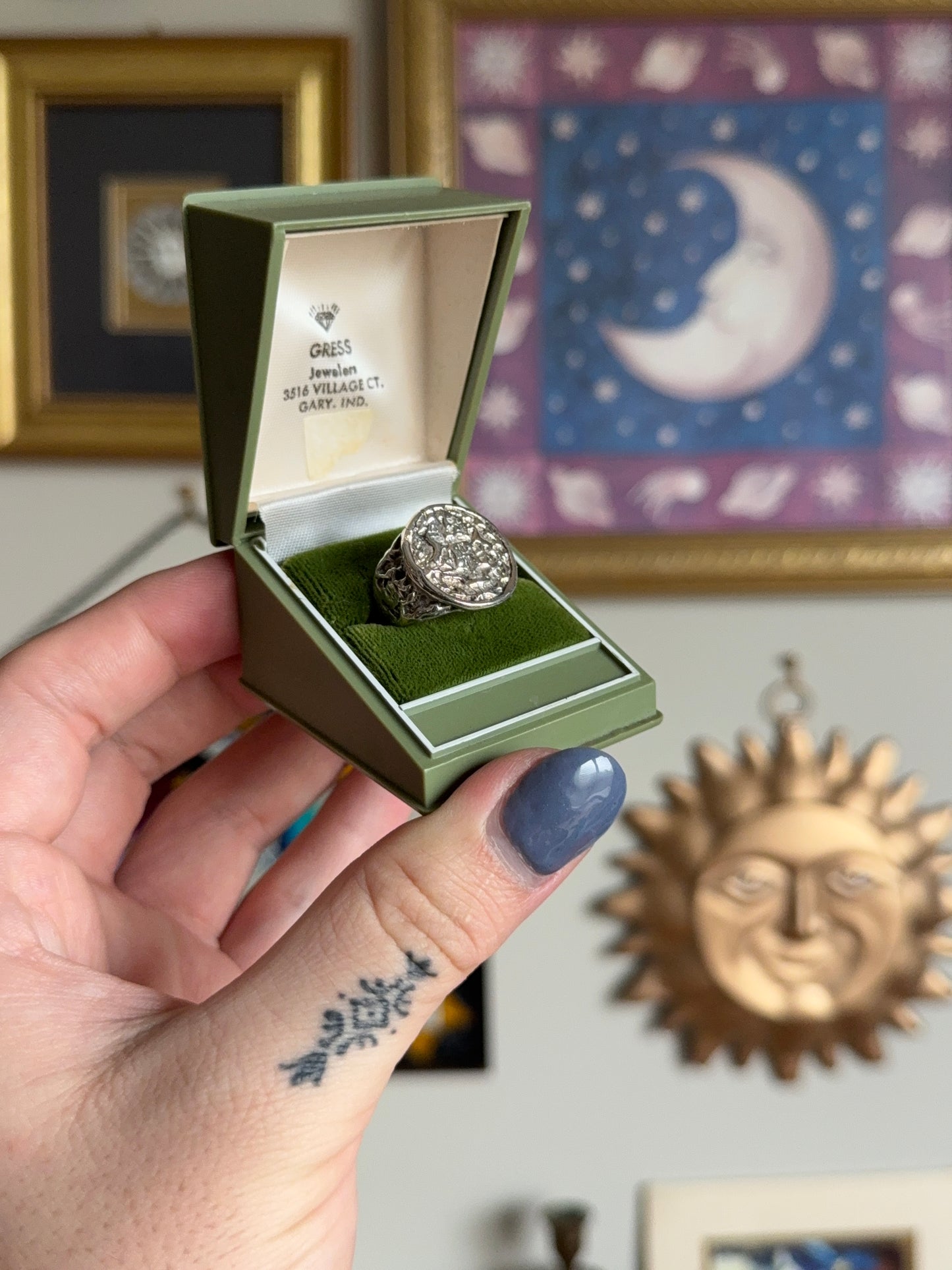 Coin crest ring