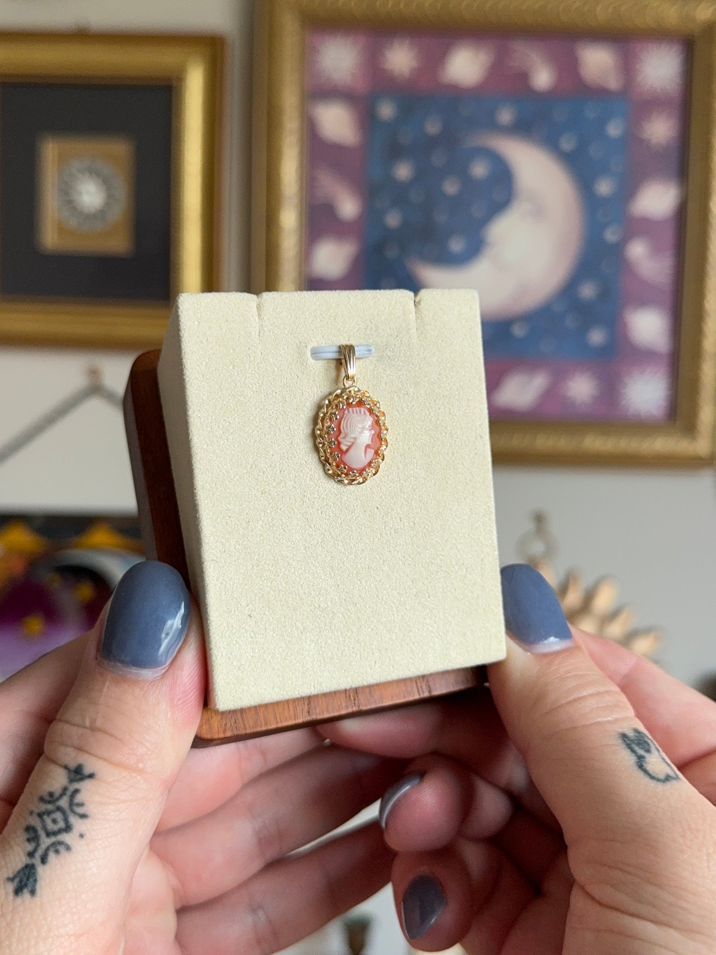 gold cameo detail pendant