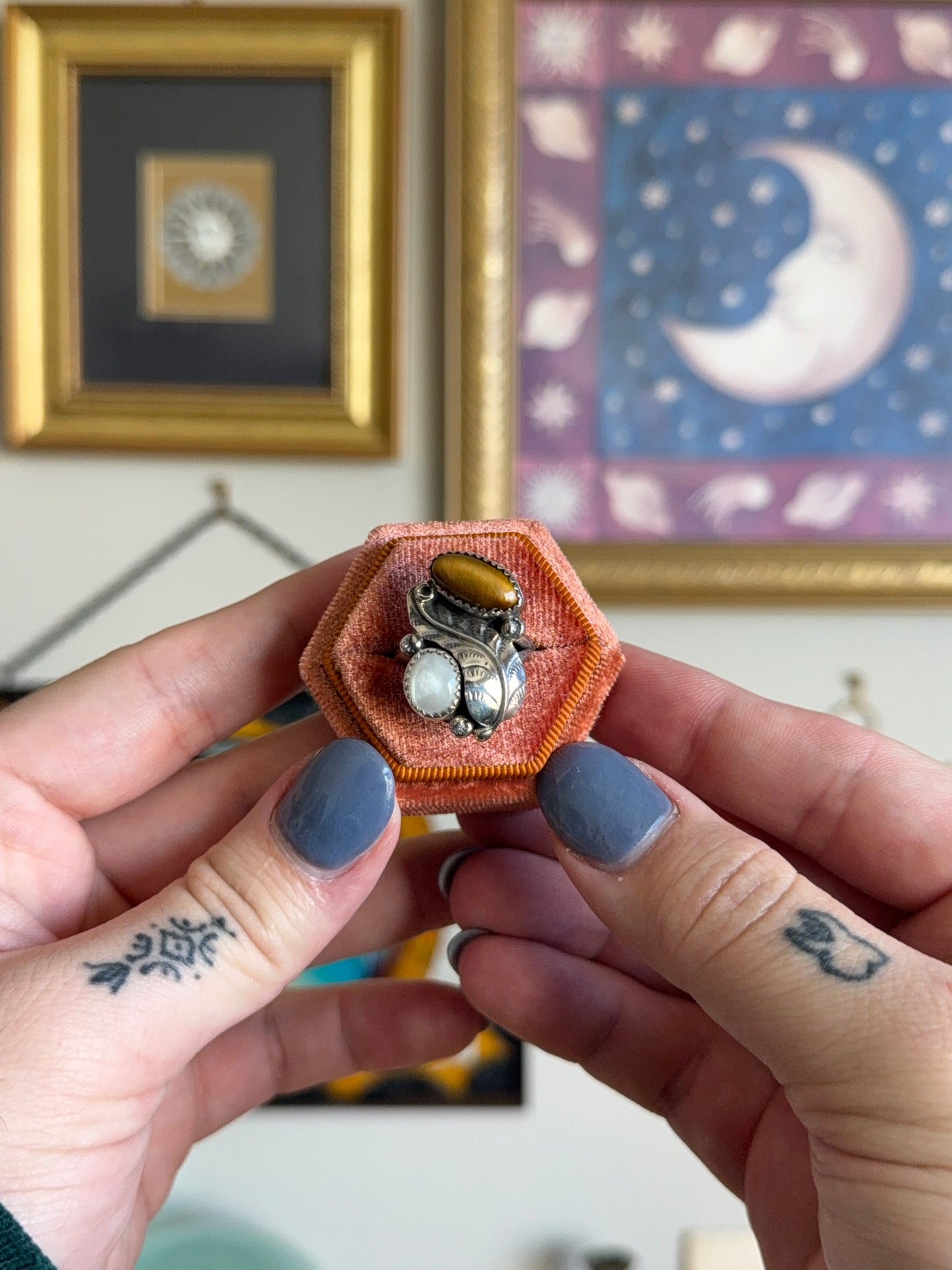 Mother of pearl & tigers eye leaf motif ring