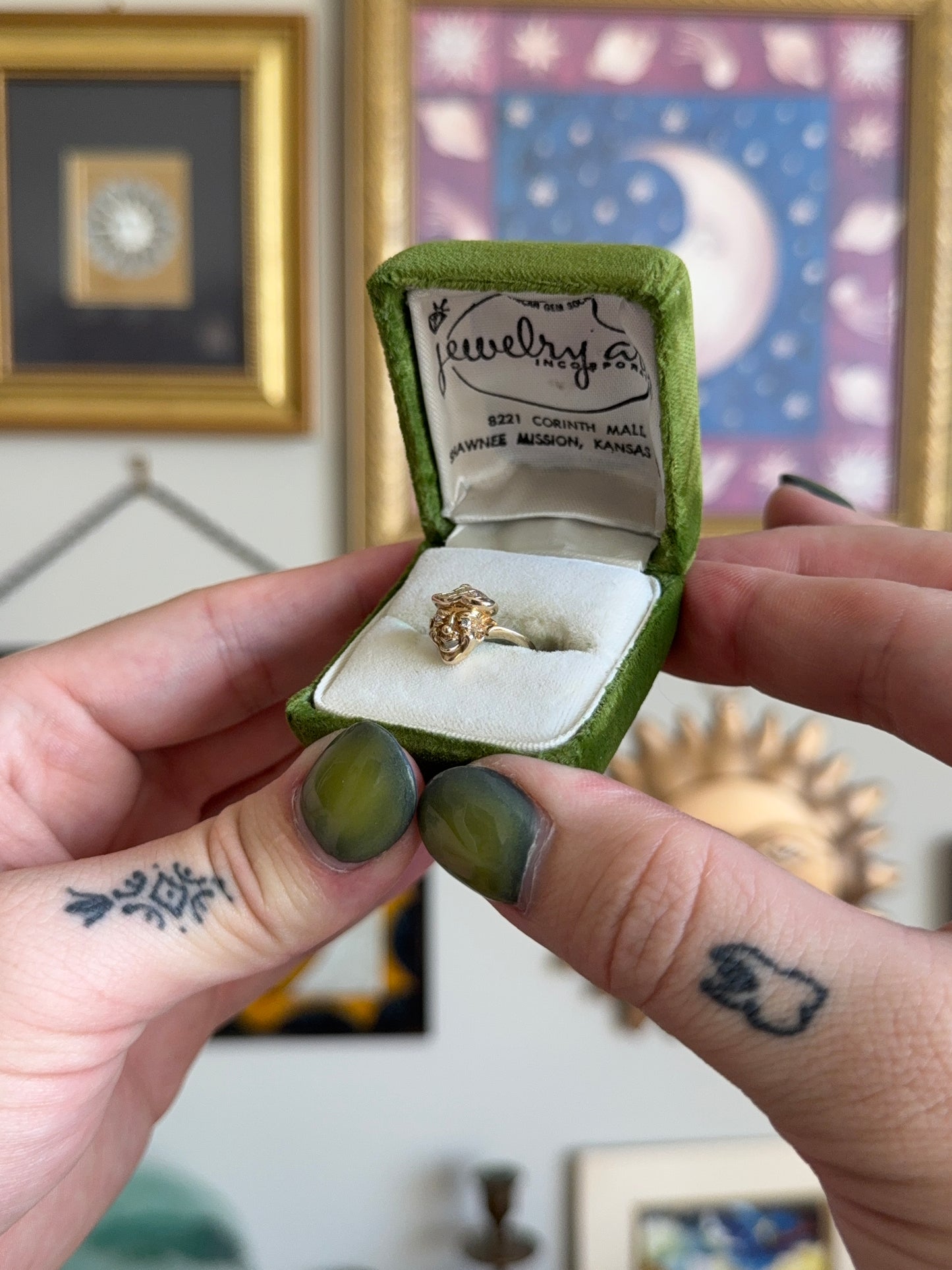 Yellow gold face ring