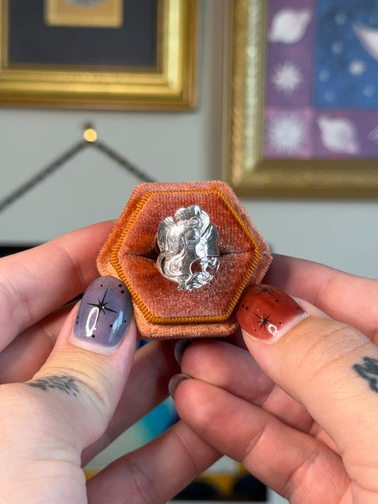 Art nouveau side profile ring