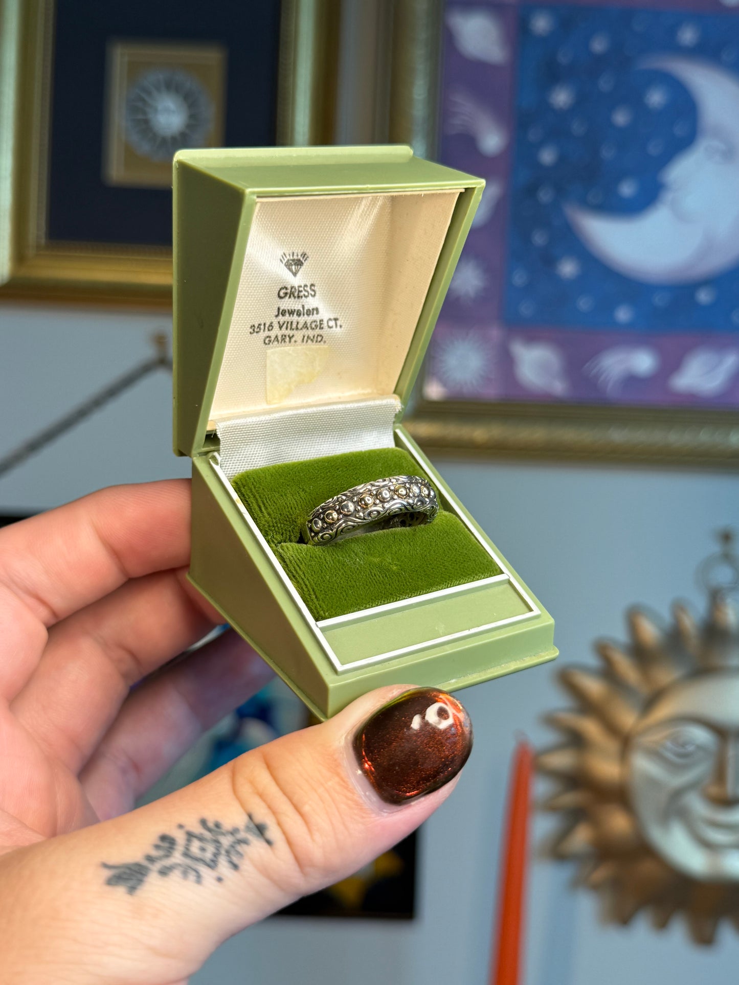 Two toned detailed band