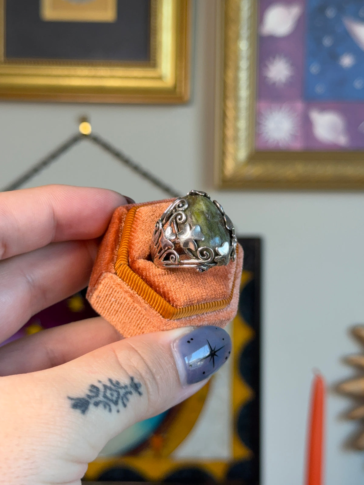 Jasper ring with clover motifs