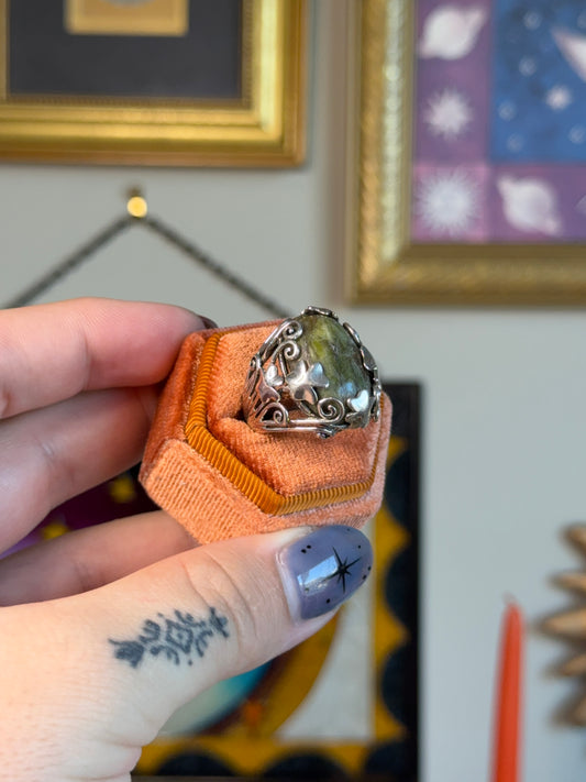 Jasper ring with clover motifs