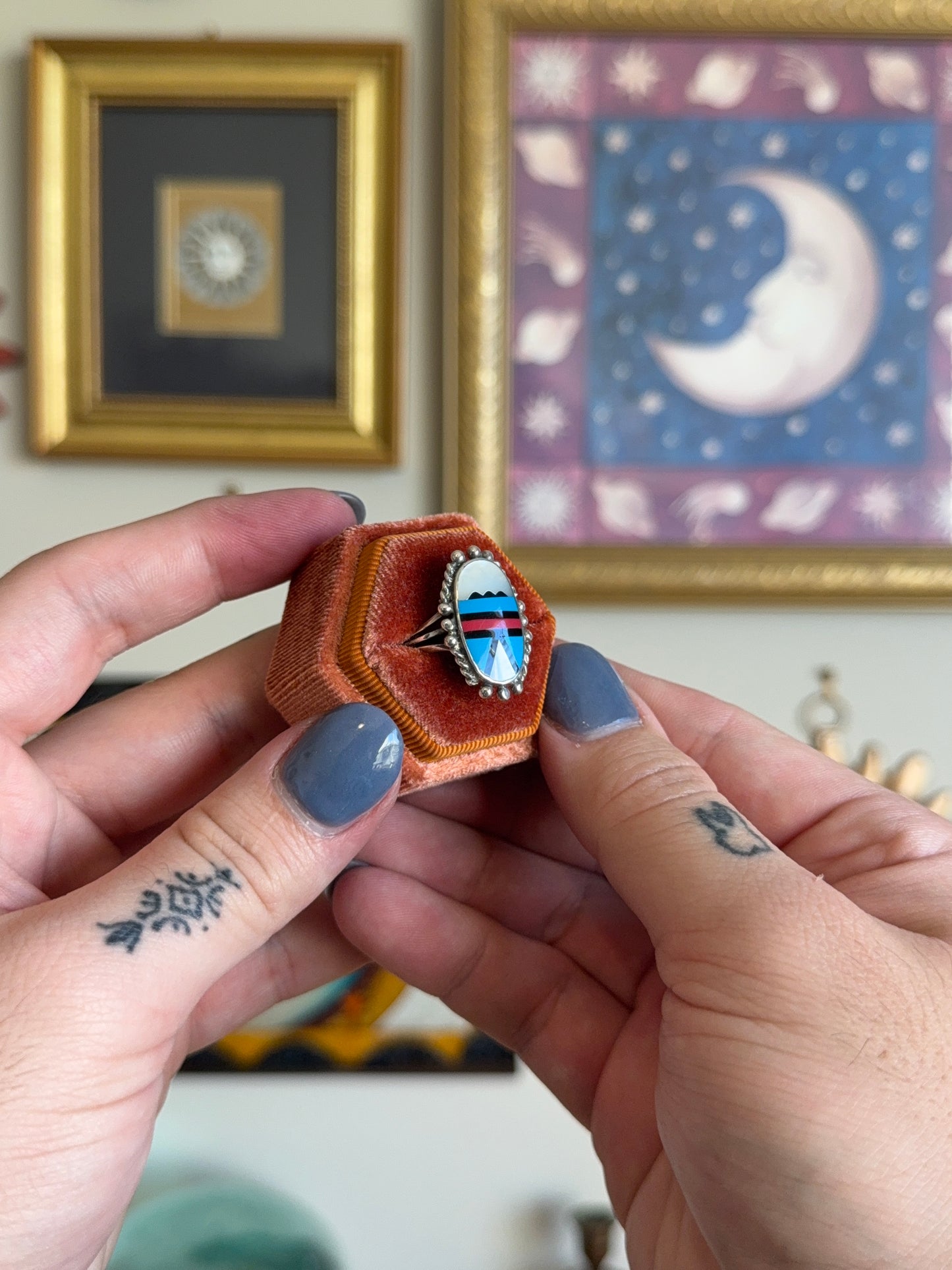 Oval multi-stone inlay ring