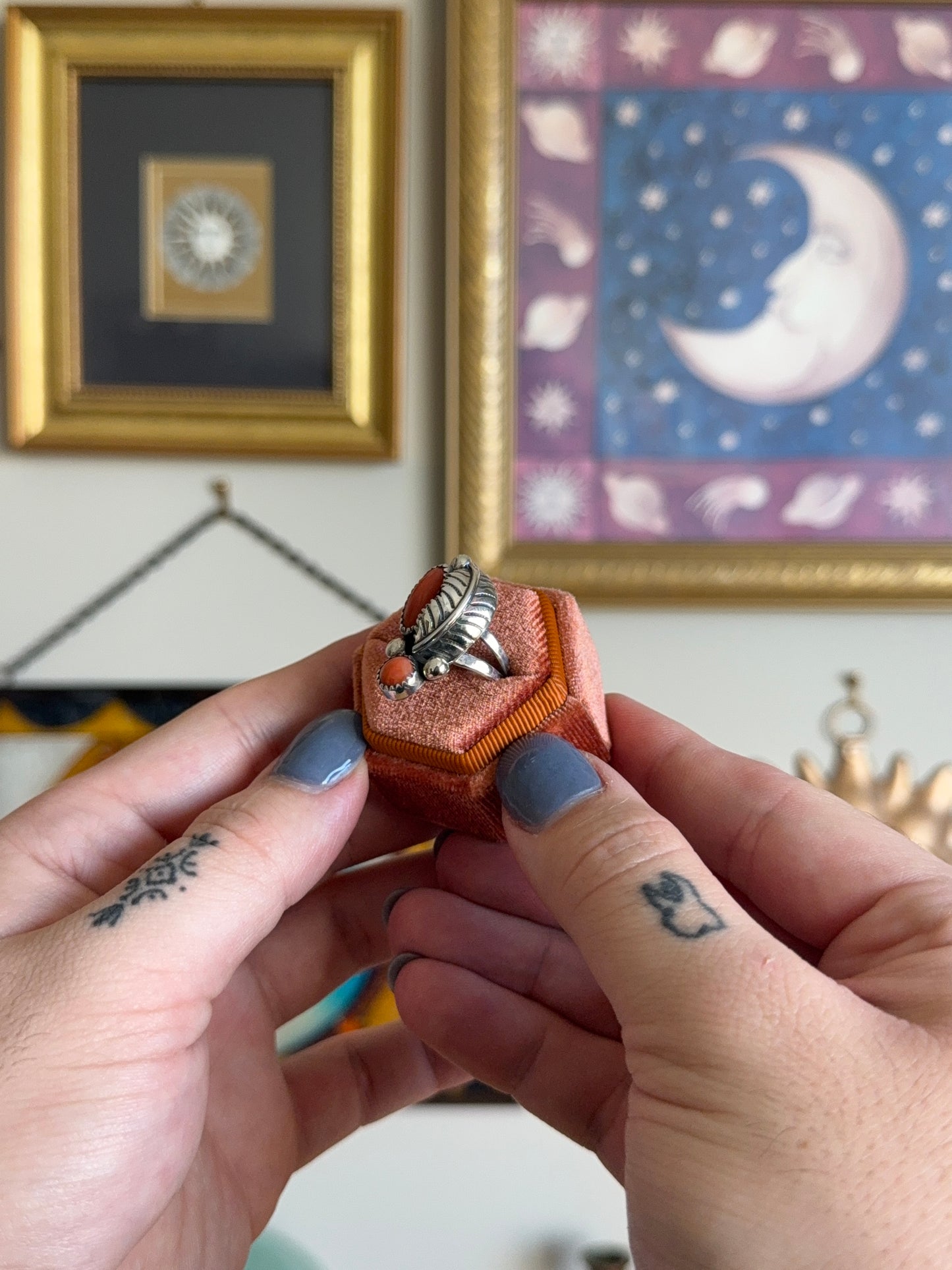 Double coral leaf motif ring