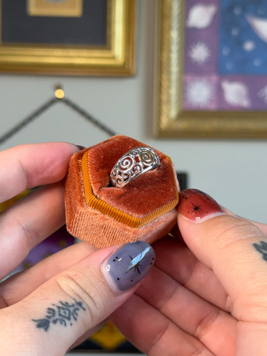 Two tone swirl band