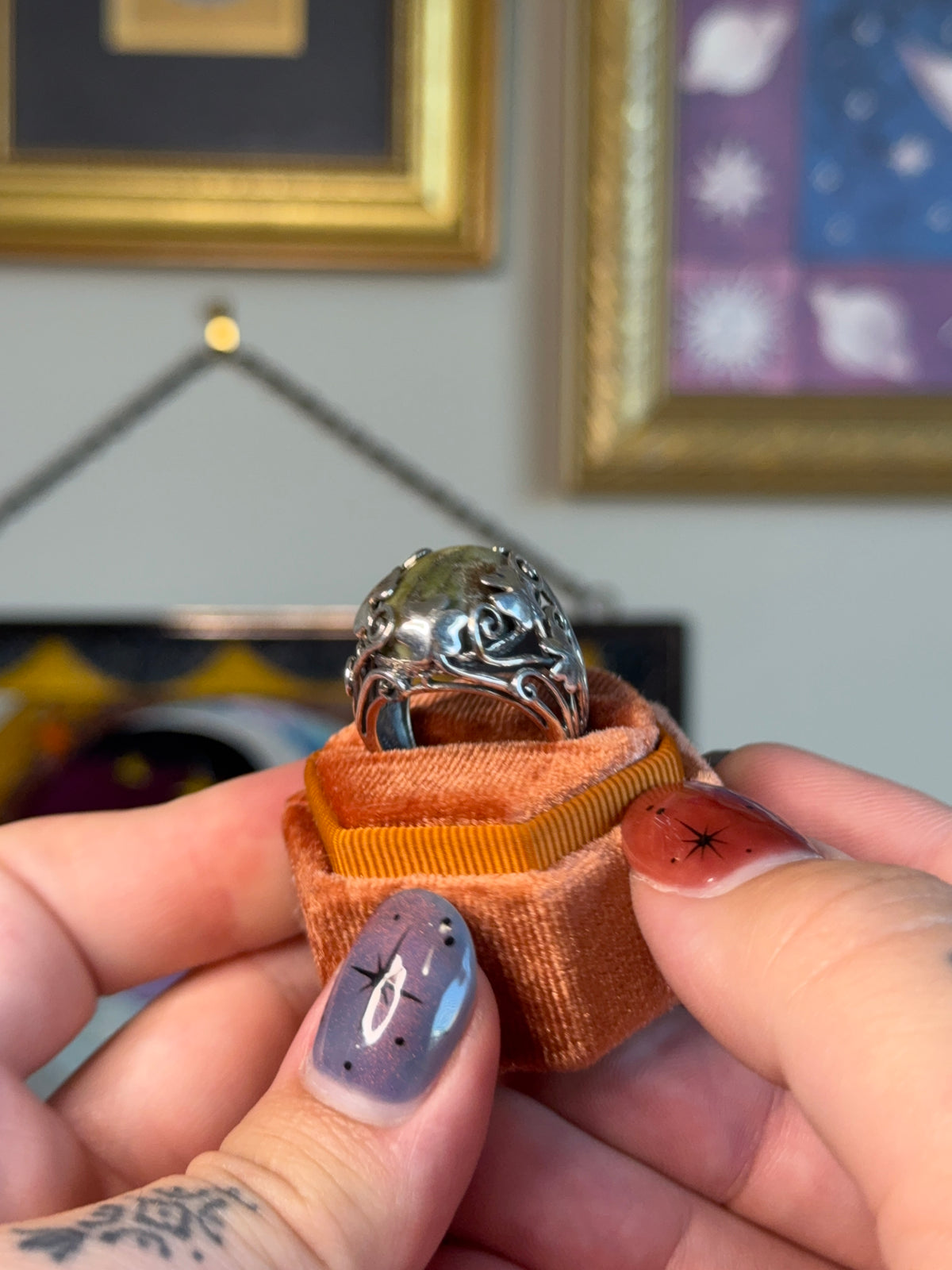 Jasper ring with clover motifs