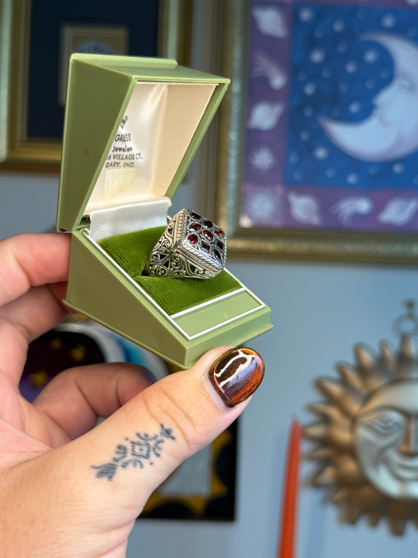 Unique garnet detailed ring