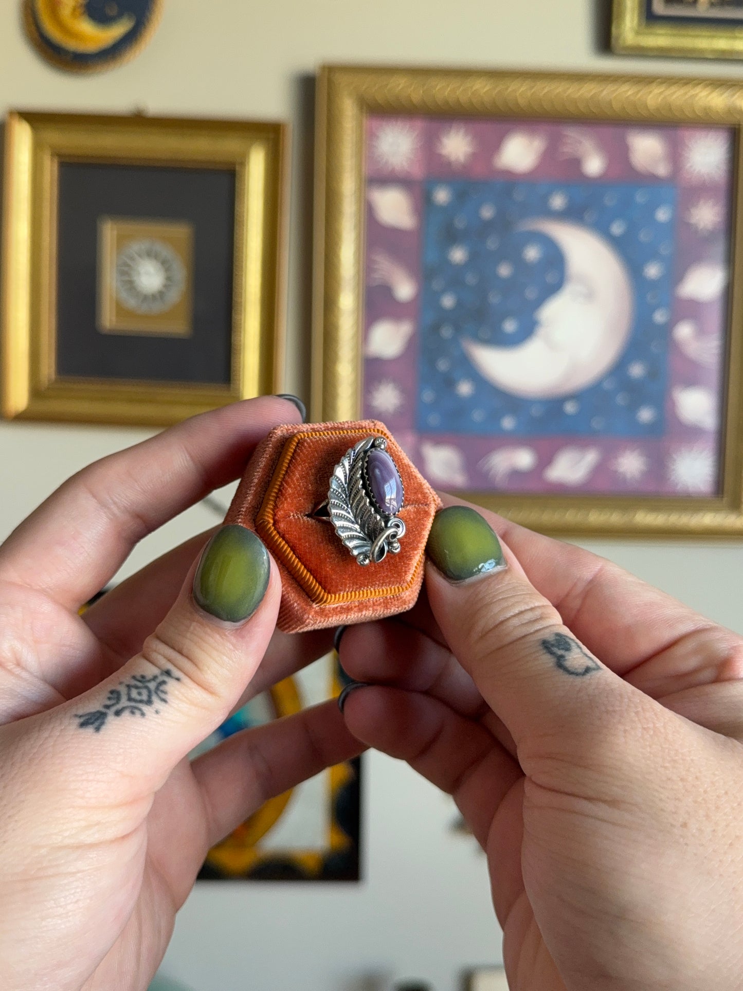Wampum shell leaf motif ring