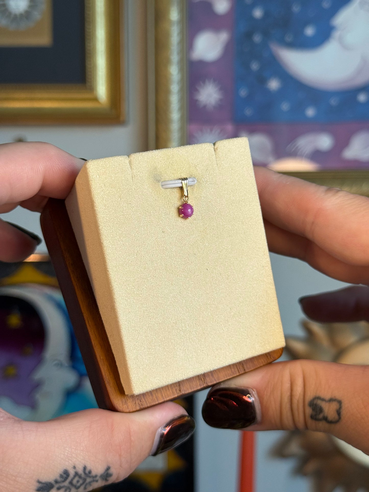 Small cabochon star sapphire pendant