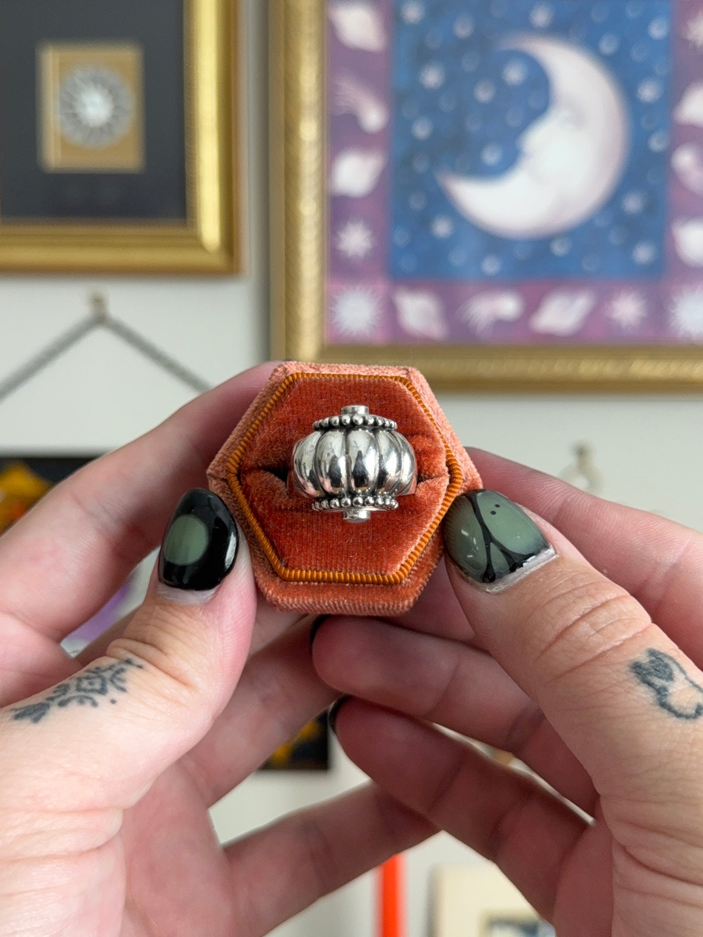 Unique bubble detailed ring