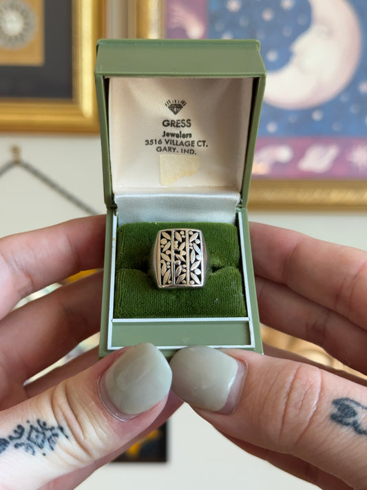 Silver detailed signet